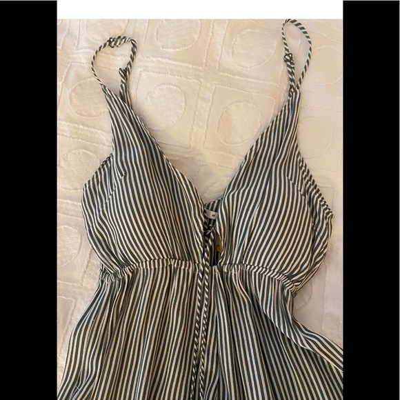 Women’s White and Green tie front Pinstriped Jumpsuit! - Picture 3 of 3